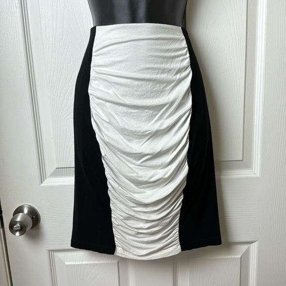 VINCE CAMUTO Black & Off-White Pull-on Pencil Skirt - Size M - Picture 1 of 7